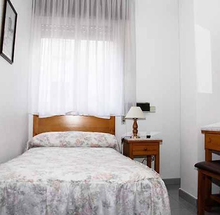Hostal 3 De Noviembre Hotel Паленсия Екстериор снимка